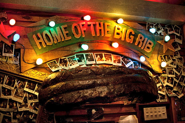 The County Line, if ya don't know, is home to the so-called Big Rib.  While I appreciate this 3-ft model of a big rib, it looked a little like the Giantest Turd I've Ever Seen in person.